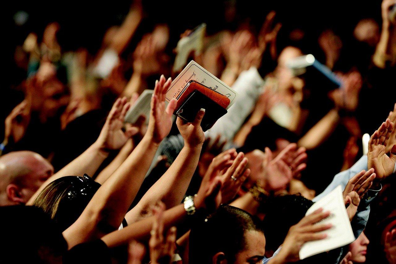 Jóvenes de FuegoJoven en actividad comunitaria encendidos por Cristo en Medellín