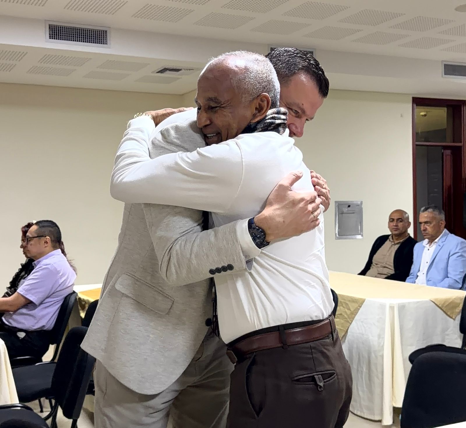 Jóvenes de FuegoJoven en actividad comunitaria encendidos por Cristo en Medellín