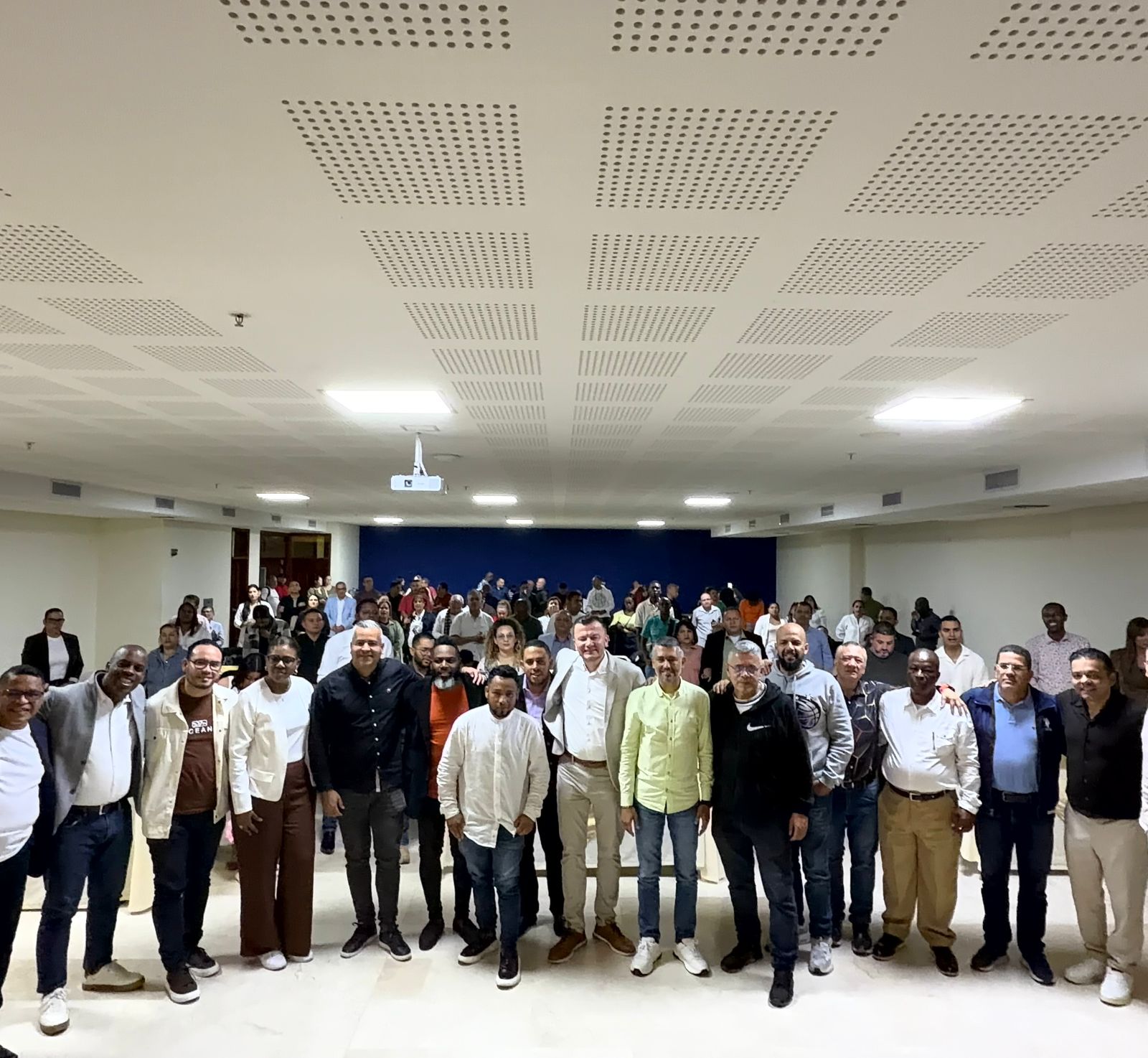 Jóvenes de FuegoJoven en actividad comunitaria encendidos por Cristo en Medellín